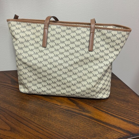 Michael Kors Jet Set Travel Tote – Vanilla/Acorn – Excellent Condition - Picture 3 of 11